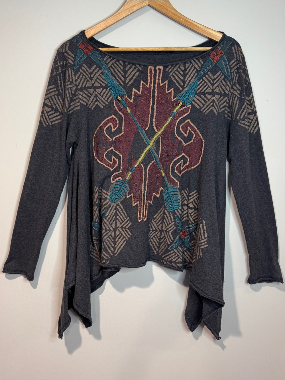 Double D Ranch Grey Embroidered Arrow Western Asymmetric Hem Top Cowgirl Size S